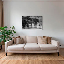 Charger l&#39;image dans la galerie, La famille au bar
